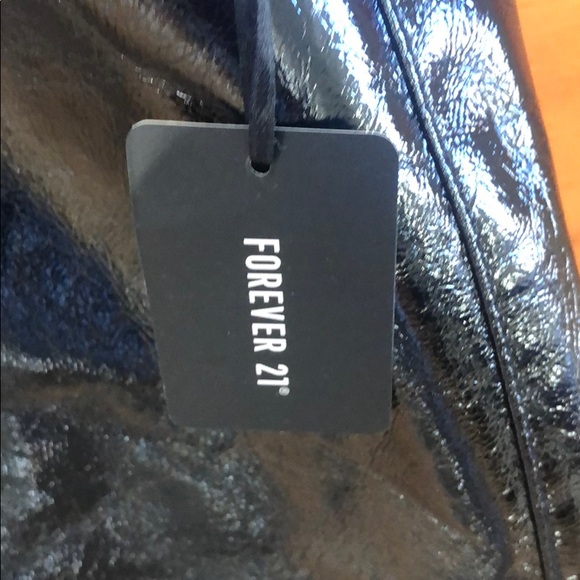 Pleather skirt with zippers and belt. - Picture 3 of 6